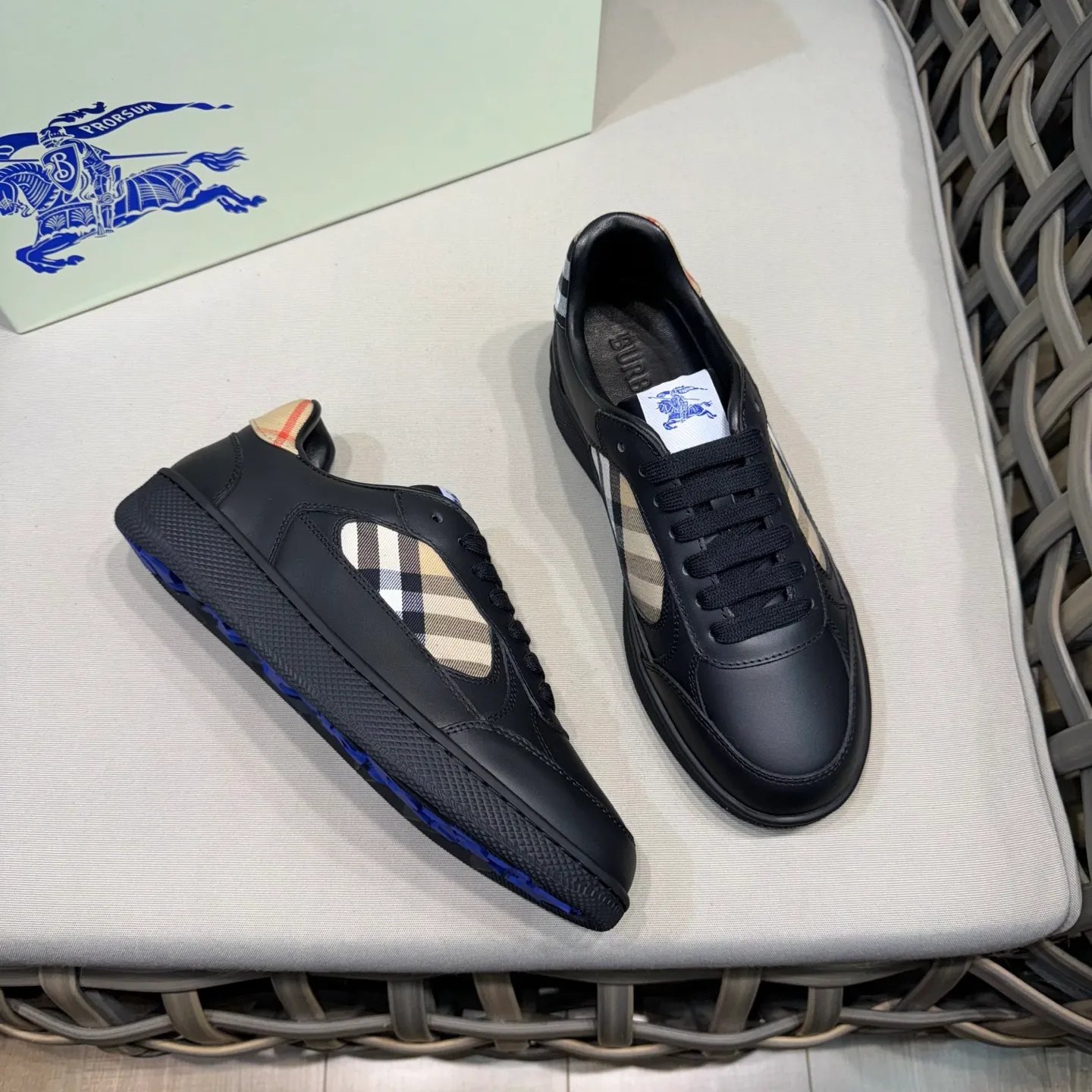[Burberry] Top P: 680💰Size: 38-44 (45.46 custom-made) Burberry official website synchronized men's classic low-top sneakers | Made of original first-layer cowhide | Decorated with renewed brand logo | First-layer cowhide lining | Heel decorated with Burberry letter embossed logo | Original TPU outsole.